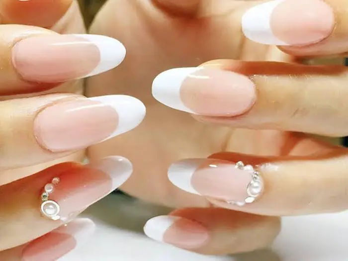 シンプルフレンチ 追加アート1粒50円 Loops Plaza大倉山所属 後藤 雛のネイルデザイン ミニモ