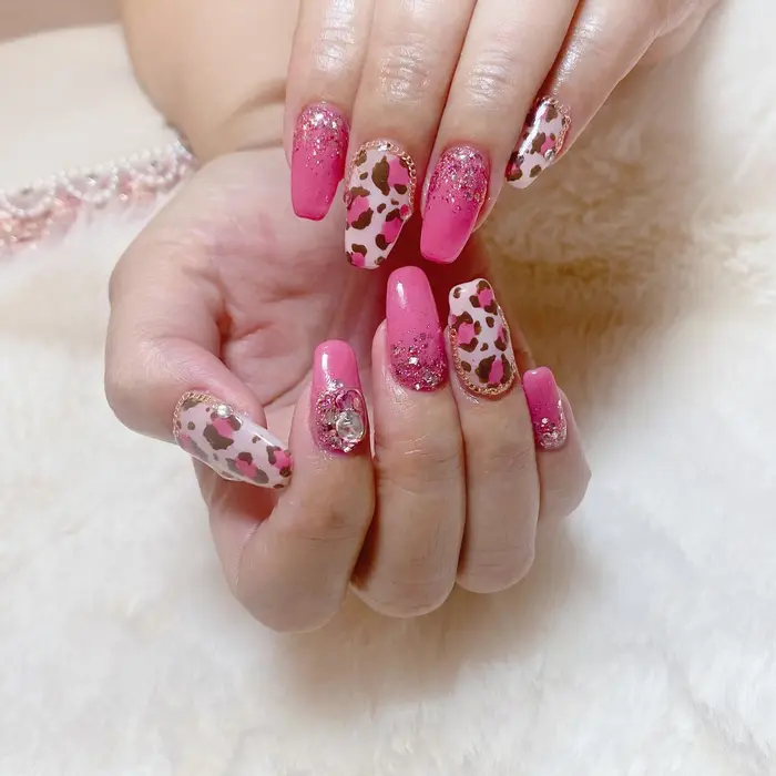 ド派手ピンクレオパード Cherise Nailroom所属 ちゅるんネイル Moeのネイルデザイン ミニモ