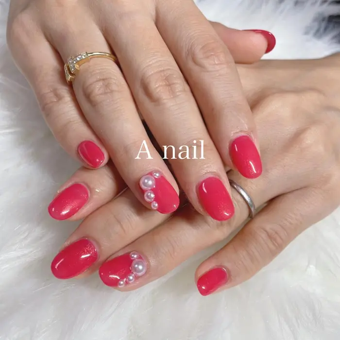 ピンクとレッドのいいとこ取りなお色 シンプルネイル パールネイル キラキラネイル 大人ネ Anail所属 A Nailのネイル デザイン ミニモ