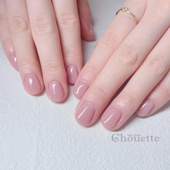 くすみピンクのワンカラー 絶妙な透け感が美しいカラーです Chouette 小俣ゆうこ所属 Chouette 小俣ゆうこのネイル デザイン ミニモ