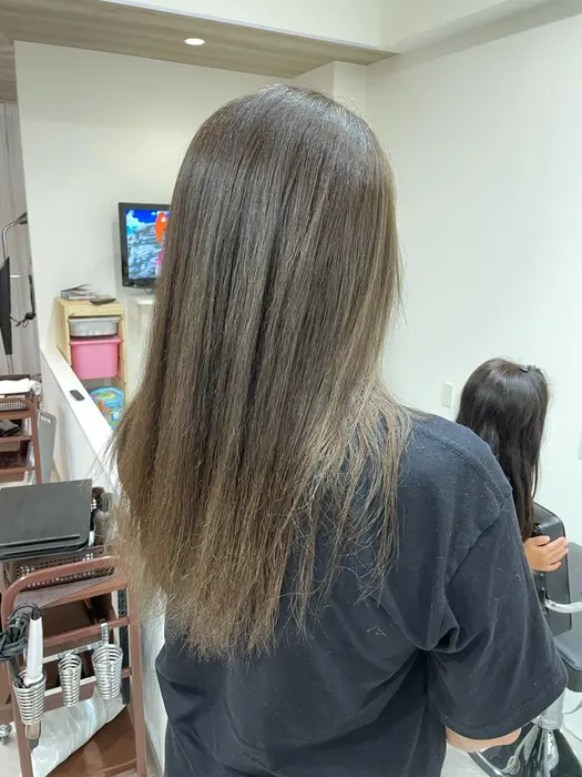 馴染ませ メッシュハイライト 柔らかみ 温かみのあるグレージュと目立ちすぎないハイライトを入れて Avance新金岡駅前店所属 米田 零のヘアカタログ ミニモ