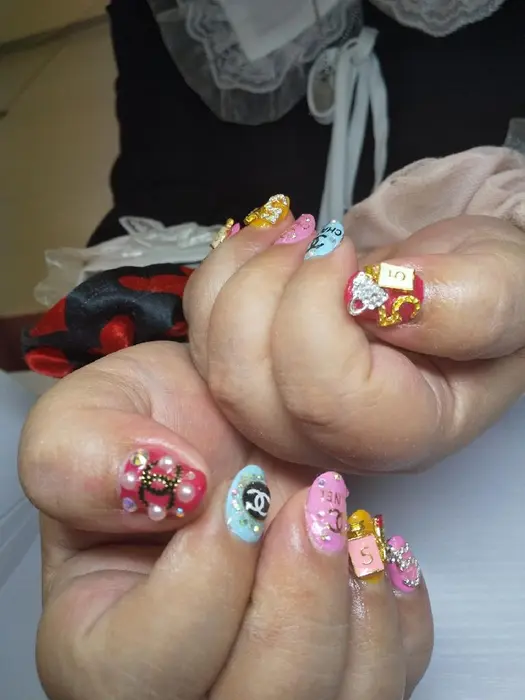 Ch Nelネイルシャネルが大好きだそうです ティーズネイル所属 T S Nail ティーズネイルのネイル デザイン ミニモ