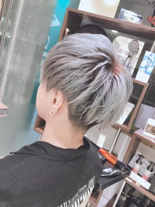 アッシュ系のシルバーカラー Ash 阿佐ヶ谷店所属 坂本 樹奈のヘアカタログ ミニモ