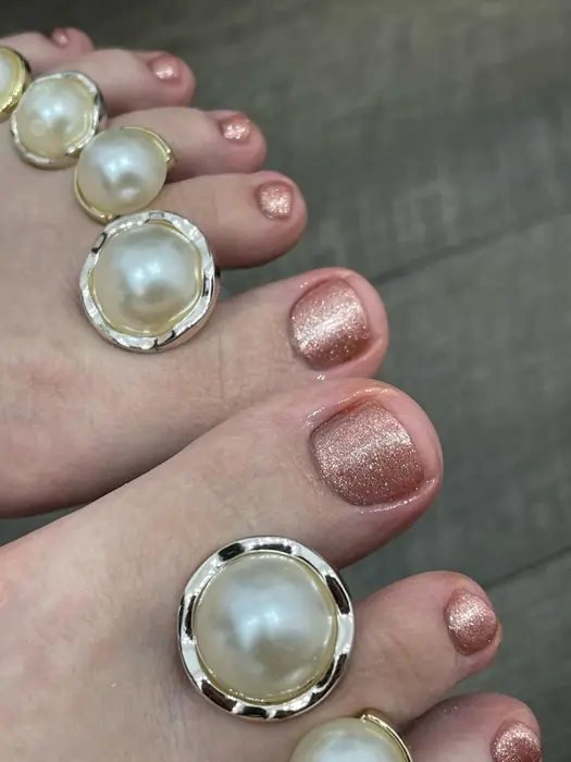 ラメピンクベージュフットネイル Maison De Charme Beaute所属 Iori Matsuyamaのネイル デザイン ミニモ