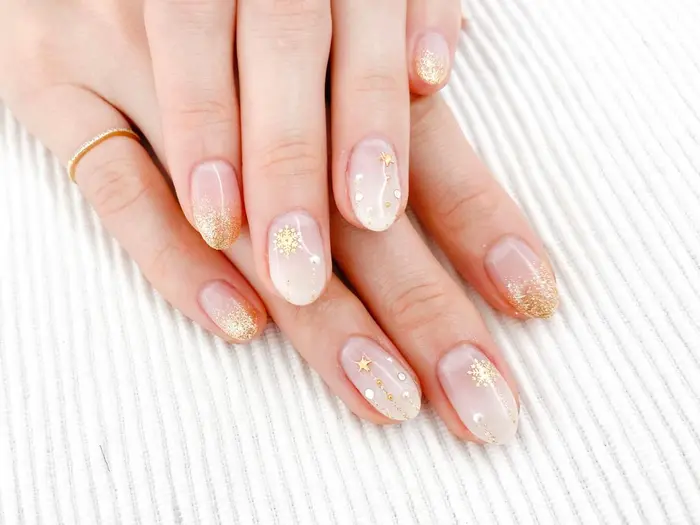 ホワイトゴールドのクリスタルスノー Salonde Luculia所属 関谷 葉月のネイルデザイン ミニモ