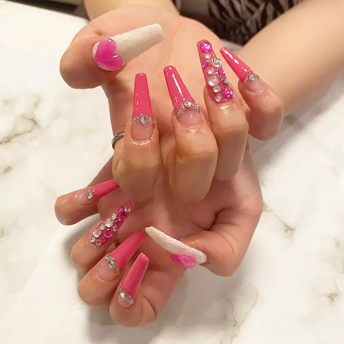 持ち込みデザイン です ギャルネイル 派手ネイル 白ベースに偏光パウダーと大きいがとって 33nail Kz所属 伊藤 花月のネイルデザイン ミニモ