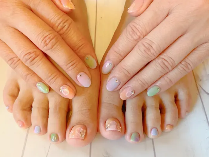 ハンドフットお揃いも Flair Nail所属 肆矢 真里のネイルデザイン ミニモ
