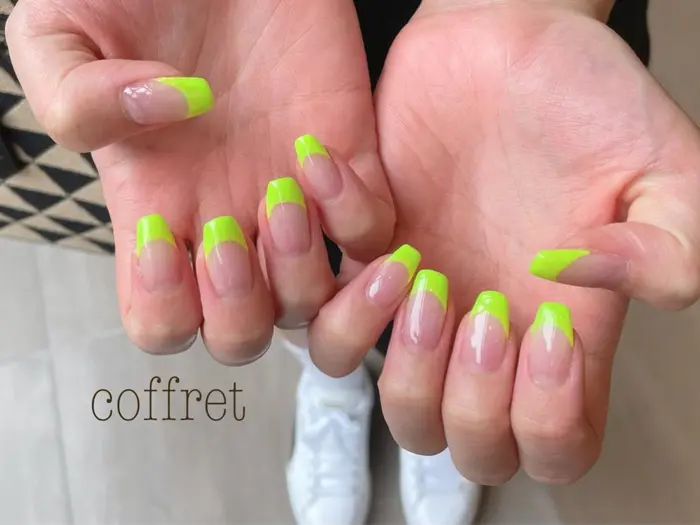 フレンチネイルコースリピーターのお客様 蛍光グリーンのフレンチ オシャレ シンプルなのに派手 ブレスコフレあべの店所属 小山 穂波のネイル デザイン ミニモ