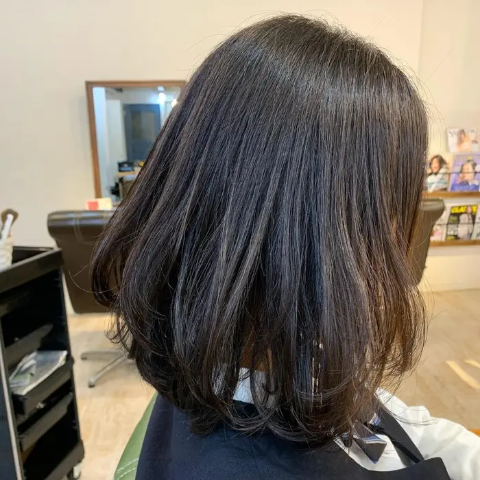 暗髪でもレイヤーを入れることでふわっと動きが出て重苦しい印象では無くなります Ciel所属 藤間 帆乃夏 とうまほのかのヘアカタログ ミニモ