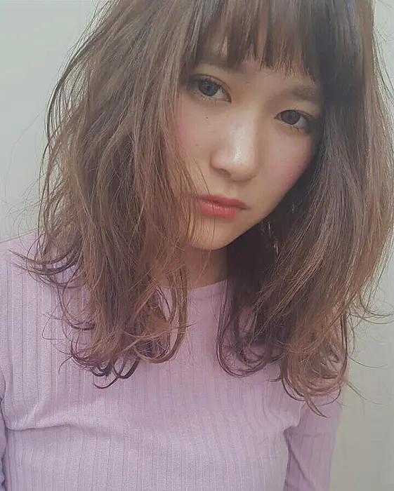 柔髪レイヤースタイル ロコルカラー ちら見せハイライト 前髪の中でも短めのバングは束感を出すとgo Muse Sakae所属 加藤 彬のヘアカタログ ミニモ