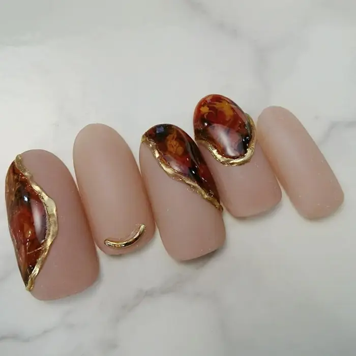 マットとべっ甲にミラーワイヤーネイルの旬ネイル Estribe エストライブ所属 ネイリスト Makiのネイルデザイン ミニモ