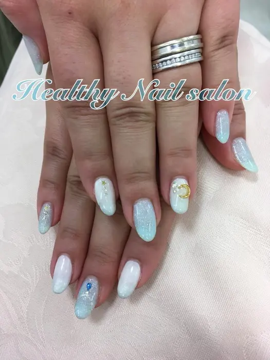 冬のお上品ネイル お月様チャームがポイントになって可愛いですね ヘルシーネイルサロンラフィラ店所属 ヘルシーネイルサロン ラフィラ店の ネイルデザイン ミニモ 冬のお上品ネイル お月様チャームがポイントになって可愛いですね ヘルシーネイルサロンラフィラ店所属 ヘルシーネイルサロン ラフィラ店の ネイルデザイン ミニモ