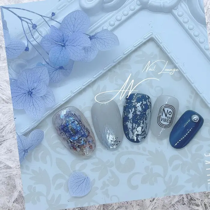ジェルネイル 個性的ネイル ネイルデザイン ネイル 手描きフラワー 可愛い女の子 An Nailartlounge所属 チン ギアンの ネイルデザイン ミニモ