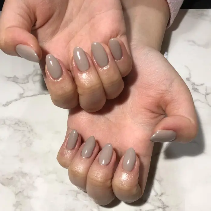 ワンカラーネイル グレージュネイル ワンカラー グレージュ 大人ネイル Nailroom Sb所属 Nailroom Sb 𓈒𓂂𓏸の ネイルデザイン ミニモ