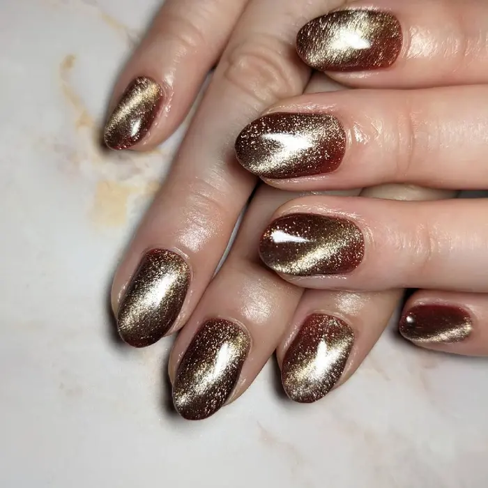 ボルドーベースにマグネットネイルでキラキラ ベースカラー別途600円 Adelante Beauty所属 アデランテ Yumikoのネイル デザイン ミニモ