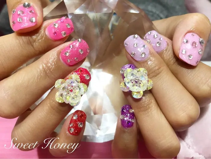 アクセサリーのようなネイル ピンクと紫のグラデーションで超可愛すぎです デコ職人だった私からし Peko Nail所属 青山 愛香のネイルデザイン ミニモ