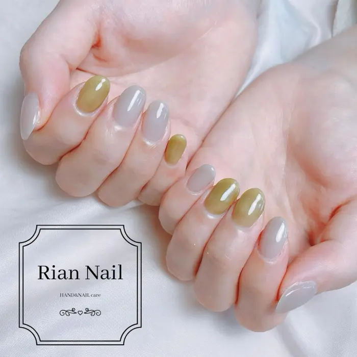 ピスタチオカラーとグレーのちゅるんネイルです Rian Rian Nail Salon School 昭島 リアンネイル 所属 Rian Nailのネイルデザイン ミニモ