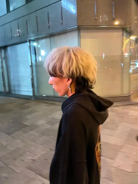 インナー部分をおいたままで上のほうだけブリーチ２回で白に マッシュウルフベースに少しレイヤーを入れて Swell所属 西岡 涼太のヘアカタログ ミニモ