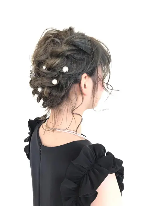 後れ毛の可愛いヘアアレンジ 肩くらいのミディアムをゆるくねじってまとめてます Hair Make B2c所属 田渕 麻由子のヘア カタログ ミニモ