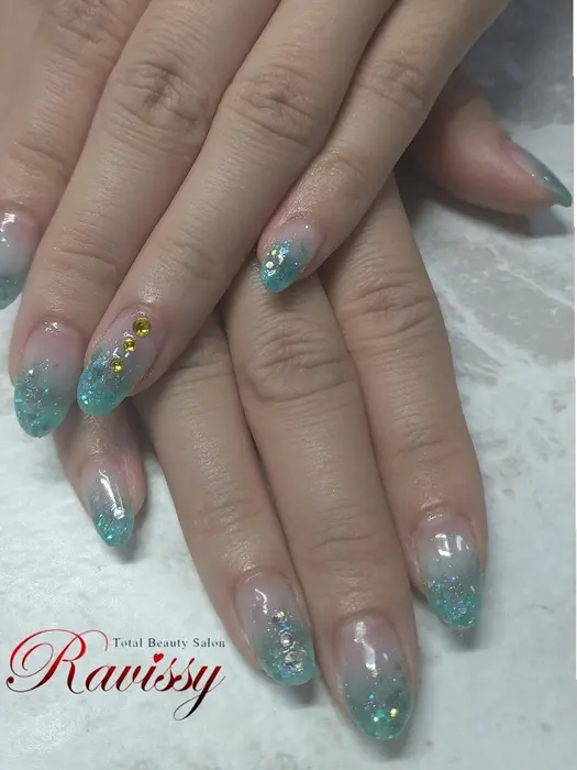 涼しげなターコイズラメグラデーション Total Beauty Salon Ravissy所属 Ravissy 坂入紘美のネイル デザイン ミニモ