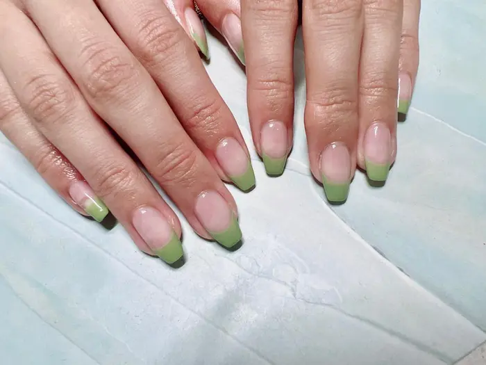 グリーンのフレンチ Mogu Nail所属 Mogu Nail 二子玉川のネイルデザイン ミニモ