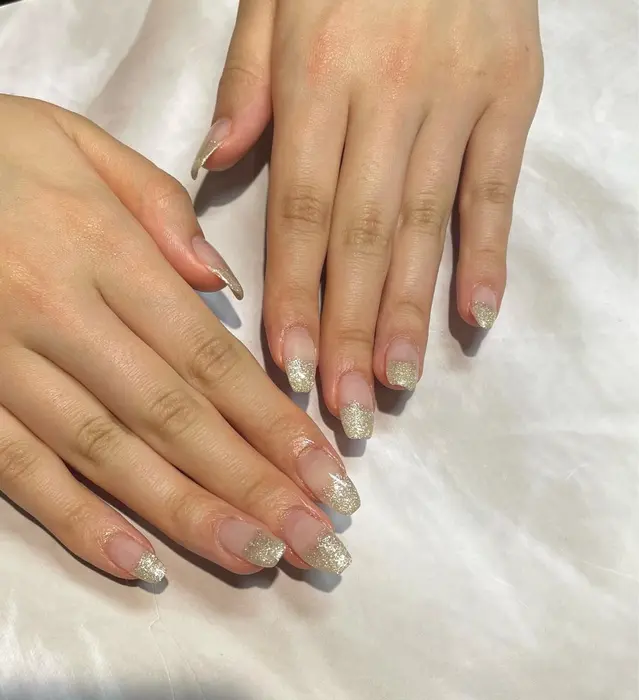 ラメグラデーションネイル ラメネイル 白っぽラメは最近のワンホンネイルのトレンドです まつげ ネイル アンジー所属 奥居 すずのネイル デザイン ミニモ