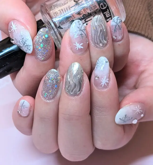 白グラデに雪の結晶 ミラーの冬ネイル 白グラデがとても上品な印象を与えるデザインです お持込 アトリエイズミ所属 アトリエ イズミのネイル デザイン ミニモ 白グラデに雪の結晶 ミラーの冬ネイル 白グラデがとても上品な印象を与えるデザインです お持込 アトリエイズミ所属 アトリエ イズミのネイル デザイン ミニモ