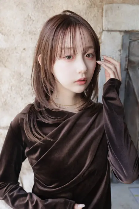 動きの出るロングレイヤースタイル。
顔まわりにレイヤーを入れることで...