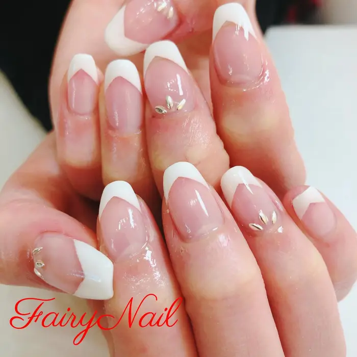 Vフレンチ シンプルデザイン Fairy Nail所属 Fairy Nailのネイルデザイン ミニモ