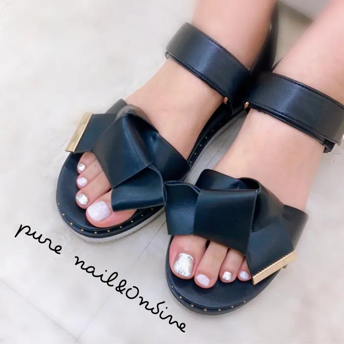 ホワイト シルバーラメ ピュアネイル オンディーヌ所属 スタッフ Ayanoのネイルデザイン ミニモ ホワイト シルバーラメ ピュアネイル オンディーヌ所属 スタッフ Ayanoのネイルデザイン ミニモ