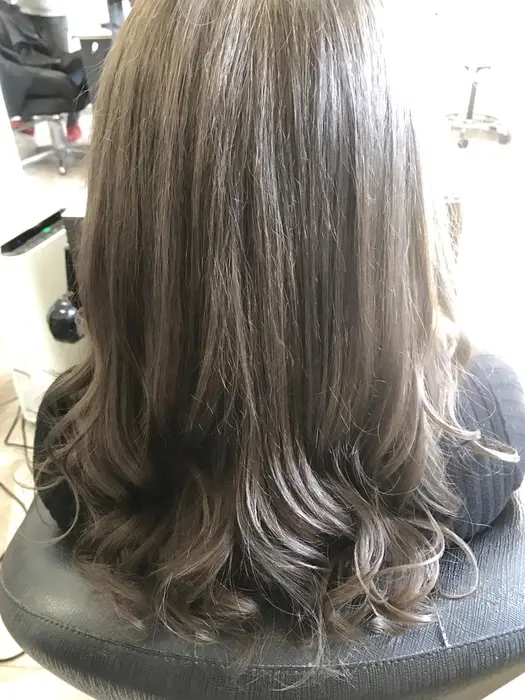 グレージュアッシュ 明るめのグレージュに少しアッシュをプラス Cuore クオーレ 所属 山本 マサキのヘアカタログ ミニモ