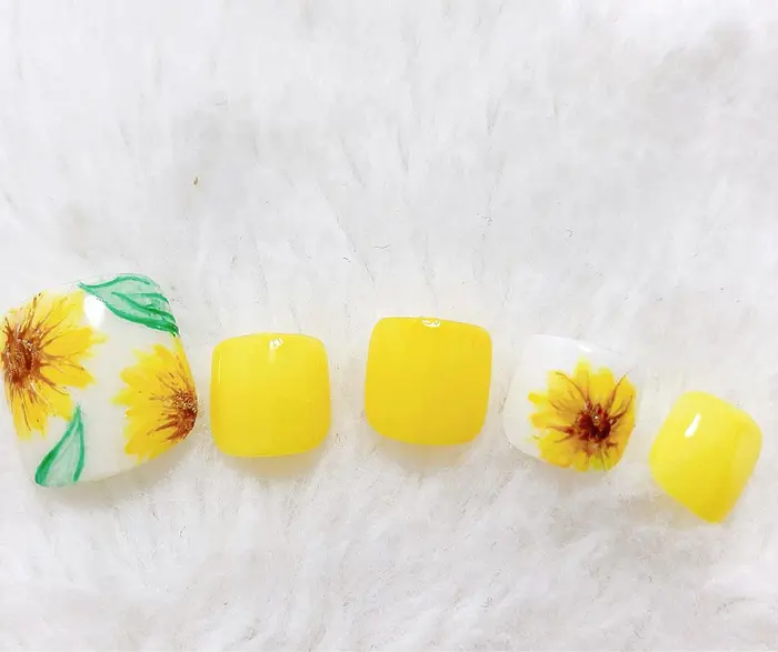Sunflower Foot Nails ヒマワリフットネイル Happy Summer 夏 プライベートネイルサロン Kanakanail所属 ネイリスト カナカのネイルデザイン ミニモ