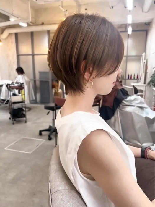 自然な丸みのショートカット襟足のくびれと丸みのフォルムがナチュラル?...