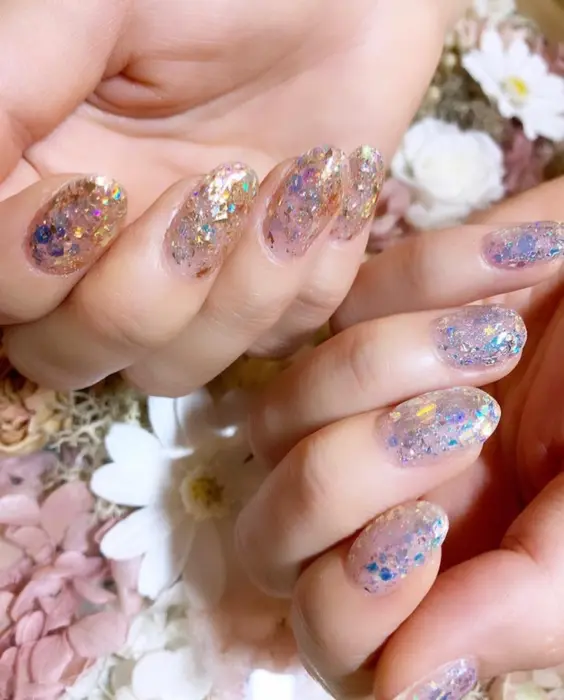 ゴールドラメ シルバーラメのアシンメトリーネイル キラキラグリッターが夏らしくてとても可愛いです Fleur所属 Fleur Nail Naomi K のネイルデザイン ミニモ