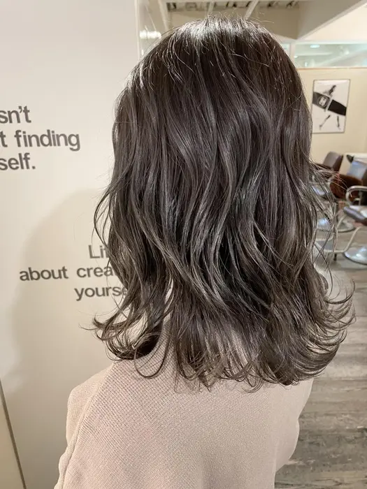 ダークグレー 暗い髪にも透明感 Still Life スティル ライフ 所属 スティル ライフ 大阪市 のヘアカタログ ミニモ