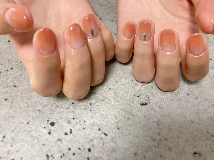 肌馴染み良いオレンジのカラグラにスタッズが映えます Mogu Nail所属 Mogu Nail 二子玉川のネイル デザイン ミニモ