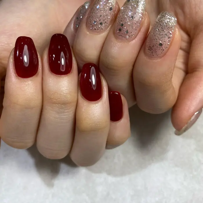 ワインレッド ラメ Rochie Gloss 天王寺店所属 Rochie Glossのネイルデザイン ミニモ