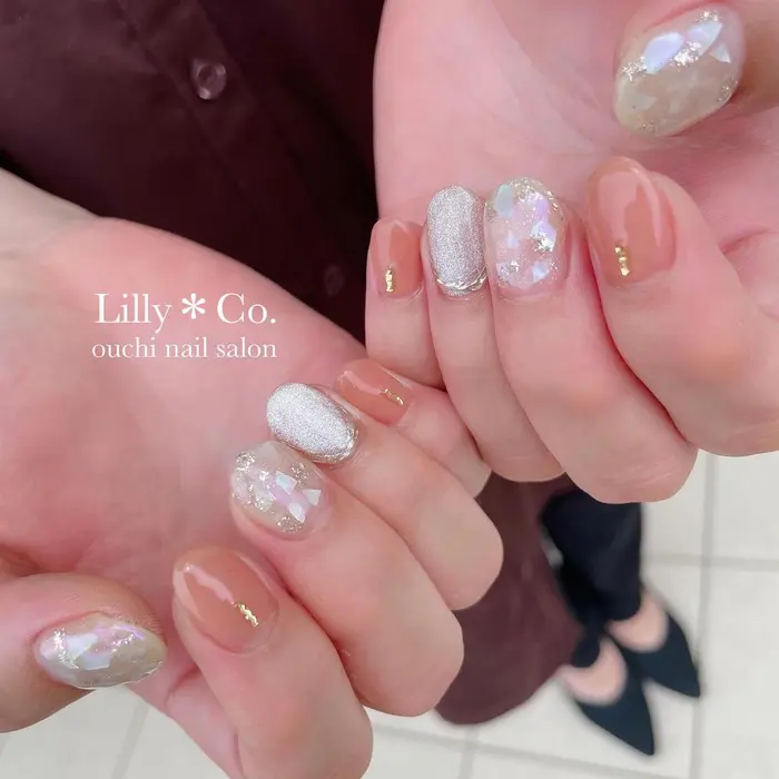 嬉しいご新規様 シェルを埋め込みながら あ もうシェル埋め込みの季節だ ってワクワクし Lilly Co 所属 Lilly Co のネイル デザイン ミニモ