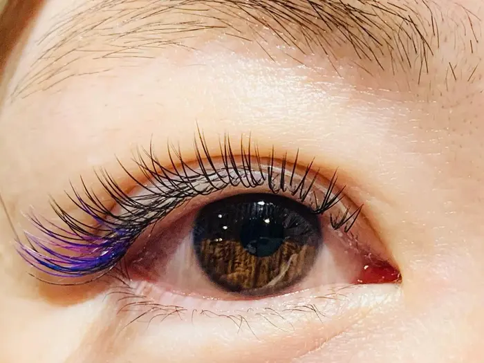 フラットラッシュ160本 カラーエクステ ｃカール 0 15 8 11mm 目尻に青と紫を入れたデ Eyelash Salon F所属 中村 彩香の マツエクデザイン ミニモ