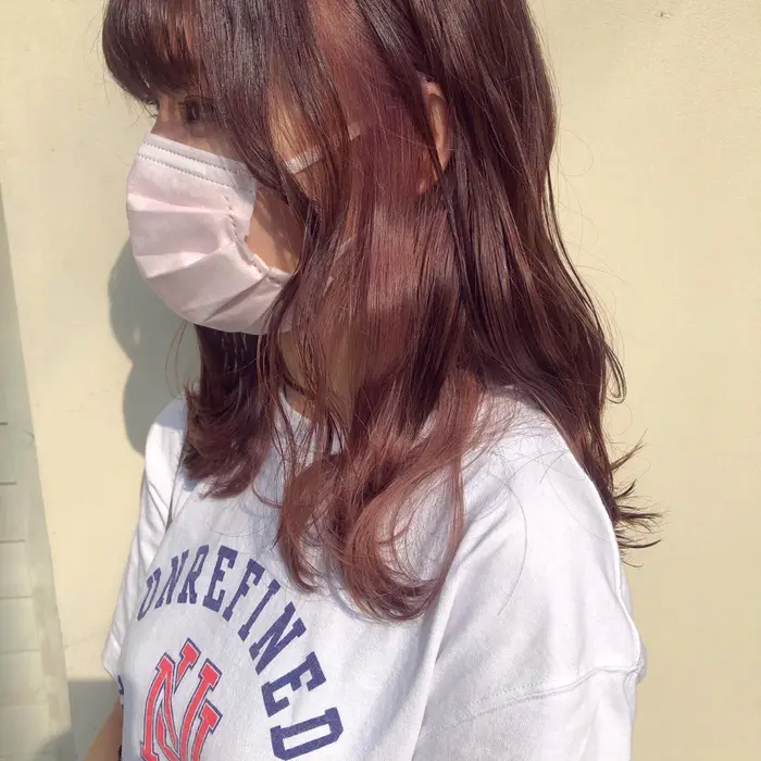インナーカラーをピンクベージュに 全体もピンクカラー Neolive Uri所属 Yumi ミルクティーカラー のヘアカタログ ミニモ