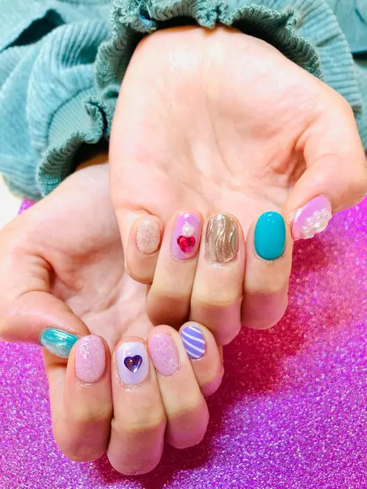 カラフルネイル カラフルネイル うねうねネイル ピンクネイル 水色ネイル 春ネイル Kireie所属 伊藤 奈央 のネイルデザイン ミニモ
