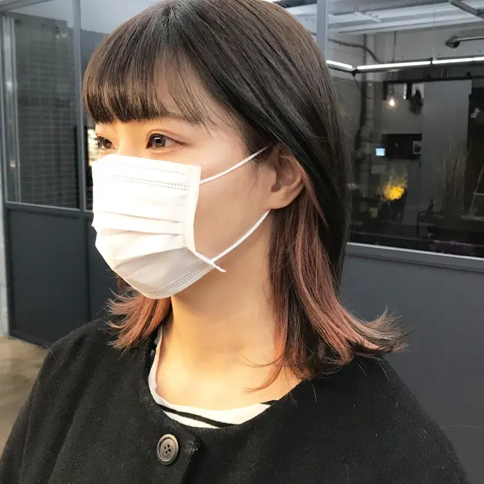 ポイントカラーでお洒落感up ピンクインナーカラー ミディアムヘア インナーカラー ケア Yoke所属 ウルフ ショート Mikuniのヘアカタログ ミニモ