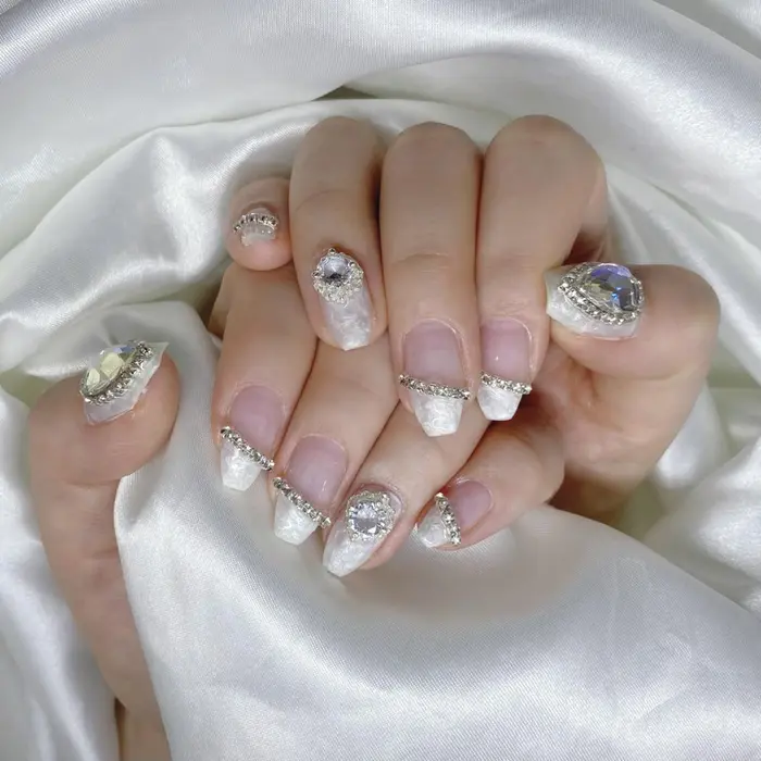 シルクネイル 斜めフレンチ ワンホンネイル 中華ネイル うるうるストーン 韓国ネイル Pomnail所属 Pom Nail 韓国ネイル 専門店のネイルデザイン ミニモ
