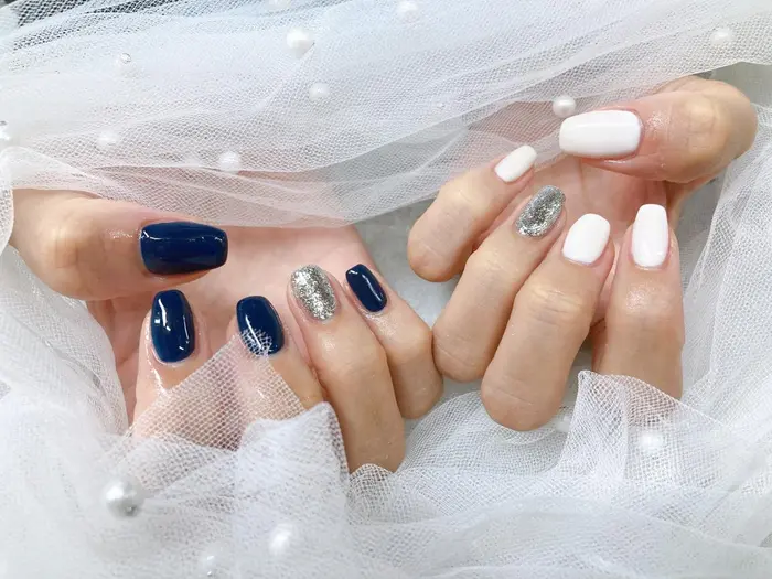 ネイビーと乳白色ホワイトにシルバー系ラメのアクセントが可愛いネイル ワンカラーメニューになりま Tese Nail所属 Tesenail Reinaの ネイルデザイン ミニモ