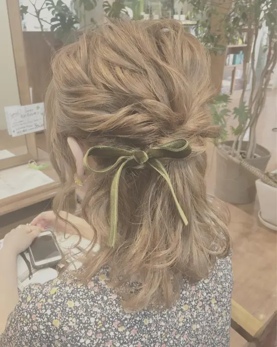 ボブのハーフアップ リボンをサイドに寄せることでちょっと大人っぽく 花やの前の美容室所属 Nakazawa Shihoのヘア カタログ ミニモ