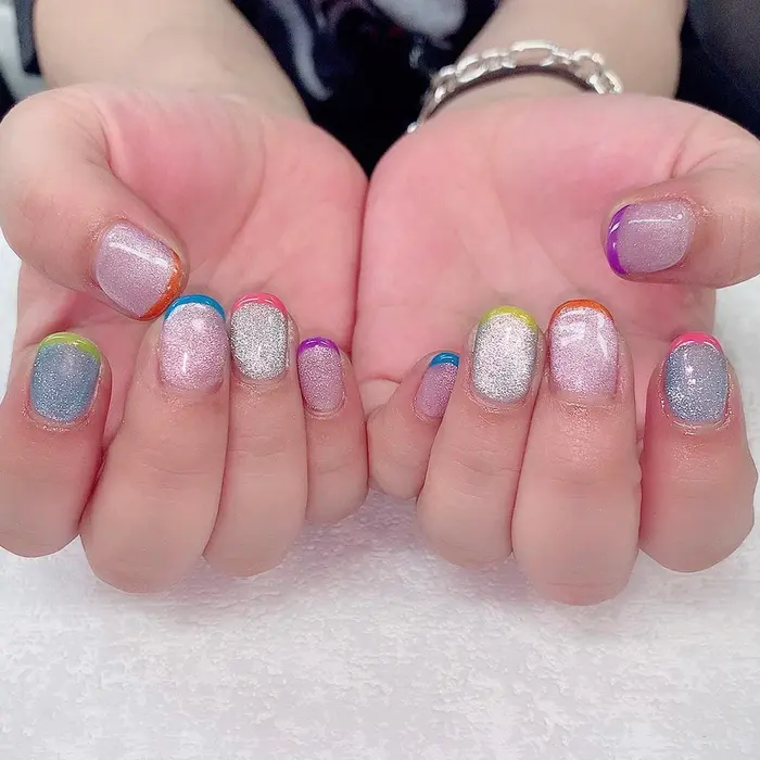 マグネットネイルにフレンチネイルでカラフルに仕上げました Nail Eyelash R Ebisu所属 𝐧𝐚𝐢𝐥 𝐑のネイル デザイン ミニモ