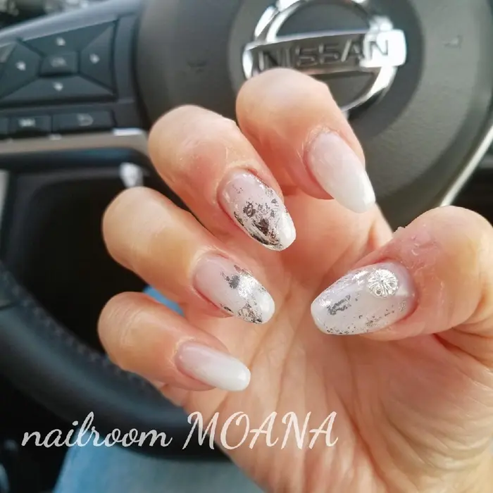 マイネイル 乳白色グラデ シルバーホイル こちらはサンプルaコース3900円です Nailroom Moana所属 Yamada Junのネイル デザイン ミニモ