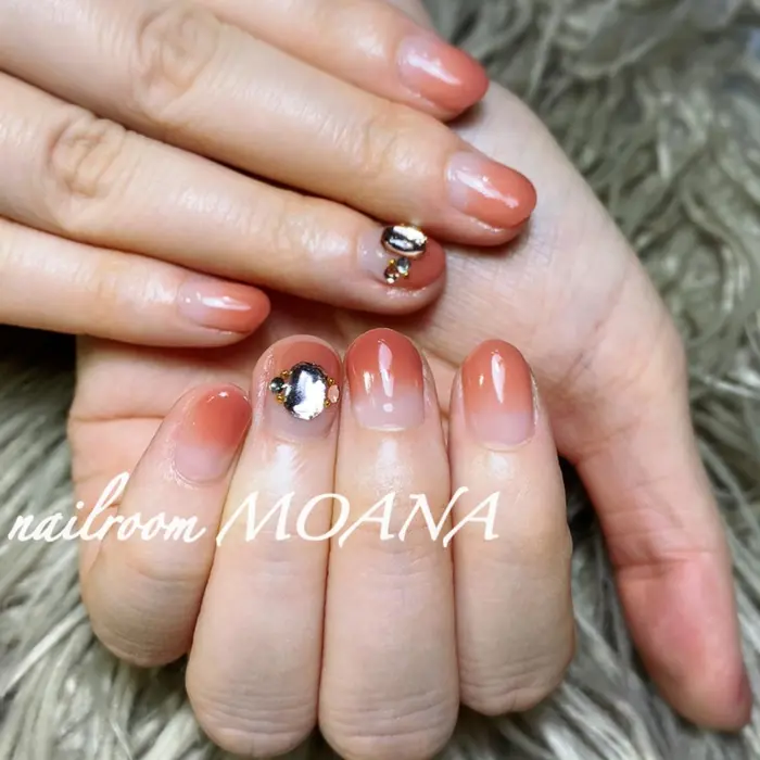 グラデーションコース3000円 テラコッタオレンジのグラデ ストーンいれて3600円 Nailroom Moana所属 Yamada Junのネイル デザイン ミニモ