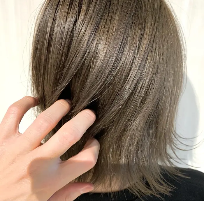 ブリーチした髪にフォギーグレージュをオンカラー とてつもなく可愛いカラーです Cuore所属 山本 マサキのヘアカタログ ミニモ