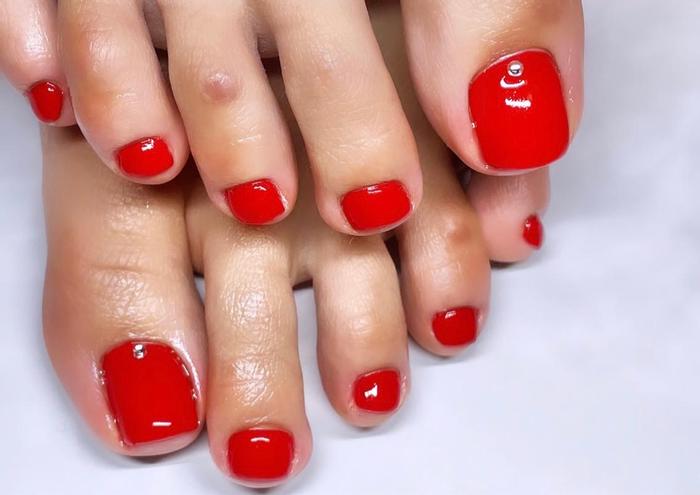 赤のフットネイルはとってもセクシー Eyelash Nail Tanemoto所属 タネモト くじらおかのネイル デザイン ミニモ 赤のフットネイルはとってもセクシー Eyelash Nail Tanemoto所属 タネモト くじらおかのネイル デザイン ミニモ